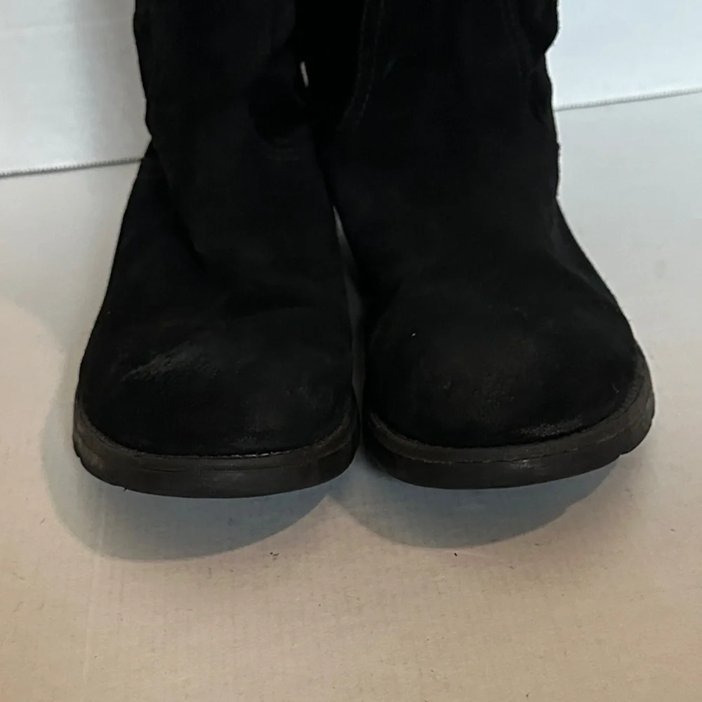 SESTO Muecci black tall boots made of suede material, bedazzled skull EUC 41